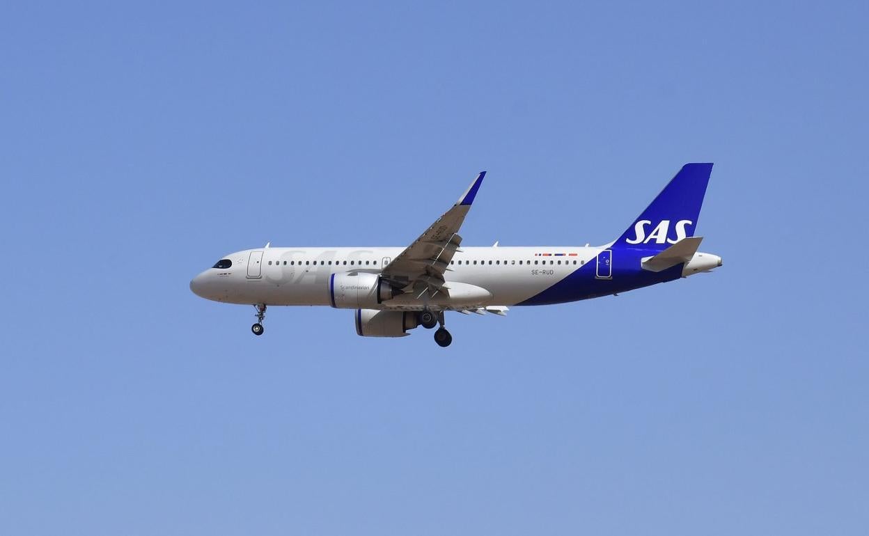 Un avión, en la maniobra de aproximación al aeropuerto grancanario. 