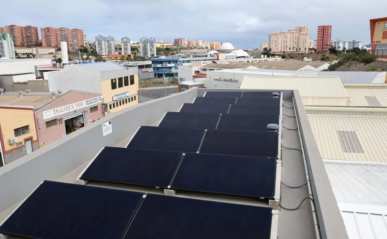 Placas fotovoltaicas instaladas en una empresa de Miller Industrial con ayuda del Cabildo. 