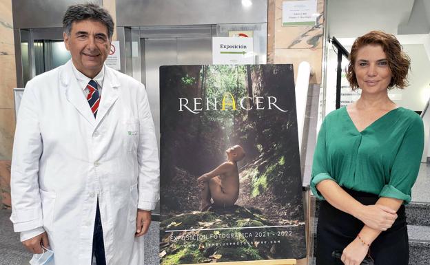 Dr. Pedro Lara -Jefe de Servicio de Oncología y Elizabeth Amador -fotógrafa de la exposición. 
