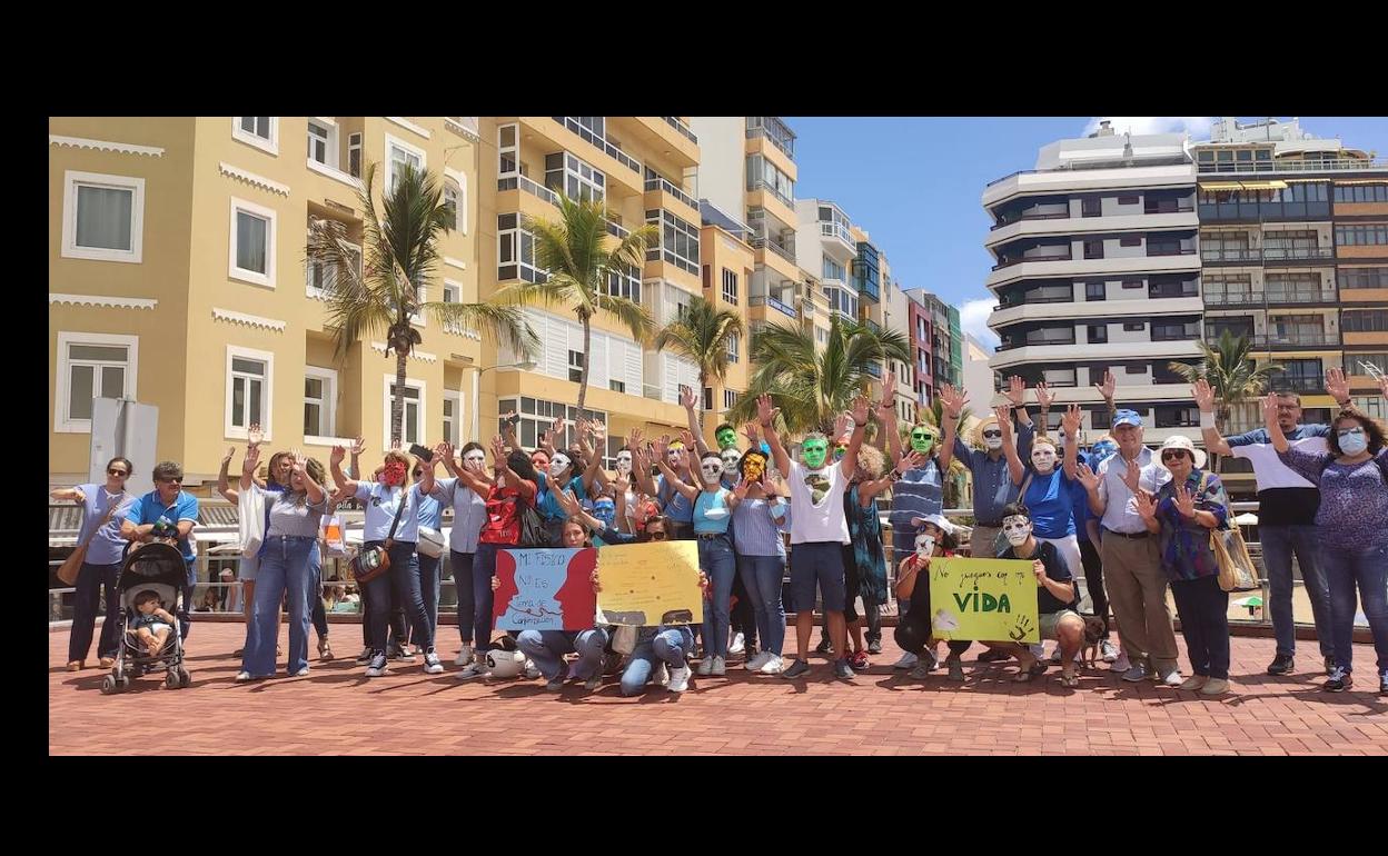 Imagen de trabajadores y familias vinculadas con la Asociación Gull Lasègue en la concentración en Las canteras. 