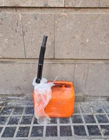 Imagen secundaria 2 - Contenedores quemados y el depósito que supuestamente fue usado para rociarlos de comubustible. 