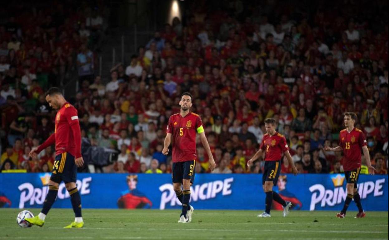 De Tomás, Busquets, Azpilicueta y Diego Llorente se lamentan tras el empate de Portugal. 