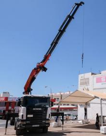 Imagen secundaria 2 - Diversos momentos de los preparativos de la feria. 