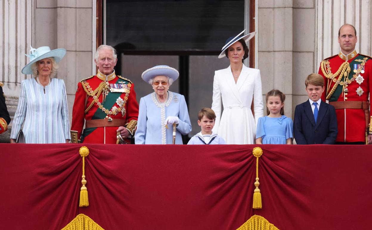 La familia real, en uno de los momentos solemnes del jubileo.