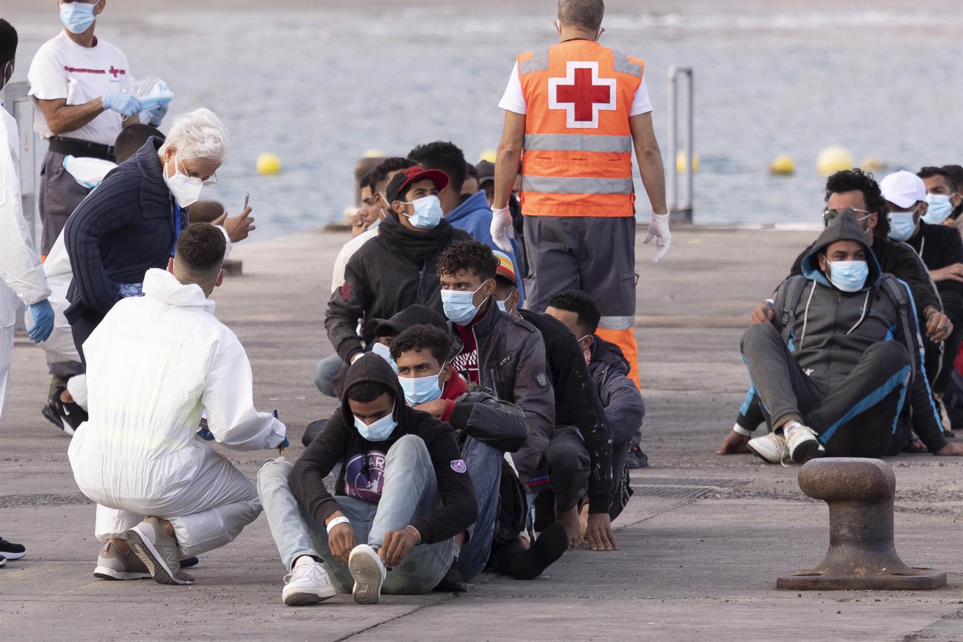 Imagen de los últimos rescatados por los servicios de emergencia a su llegada a Tenerife. 