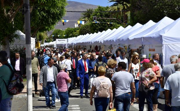 La gente empezó a llegar a la feria desde media mañana, y ello pese a que abrió sus puertas en un día plenamente laboral. 