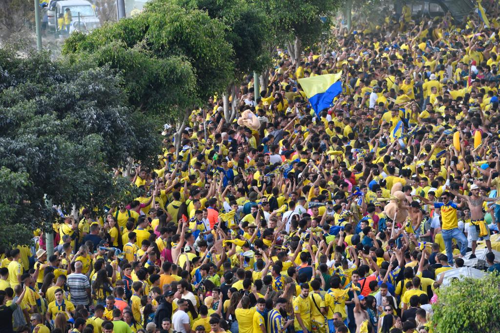 Fotos: La afición de la UD Las Palmas ya vive el derbi en los alrededores del Gran Canaria