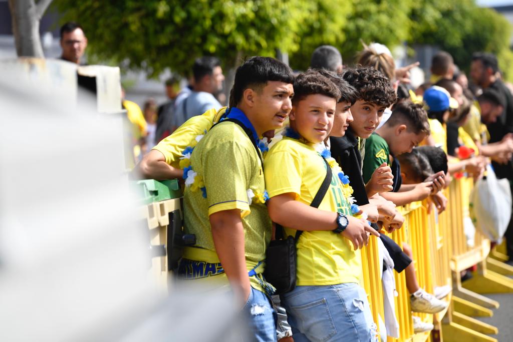 Fotos: La afición de la UD Las Palmas ya vive el derbi en los alrededores del Gran Canaria