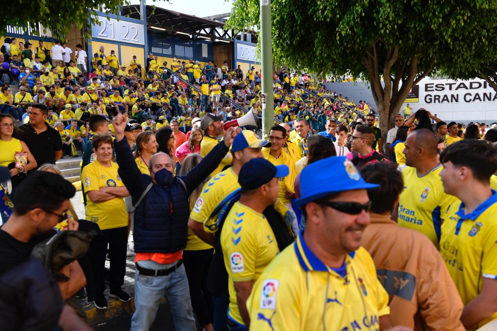 Fotos: La afición de la UD Las Palmas ya vive el derbi en los alrededores del Gran Canaria