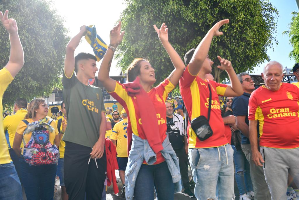 Fotos: La afición de la UD Las Palmas ya vive el derbi en los alrededores del Gran Canaria