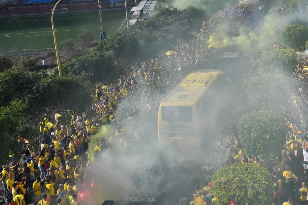 Fotos: La afición de la UD Las Palmas ya vive el derbi en los alrededores del Gran Canaria