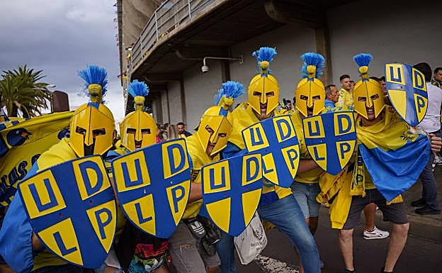 Aficionados a la UD justo antes del partido de ida frente al Tenerife. 