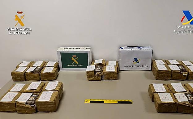 Imagen del alijo incautado por la Guardia Civil. 