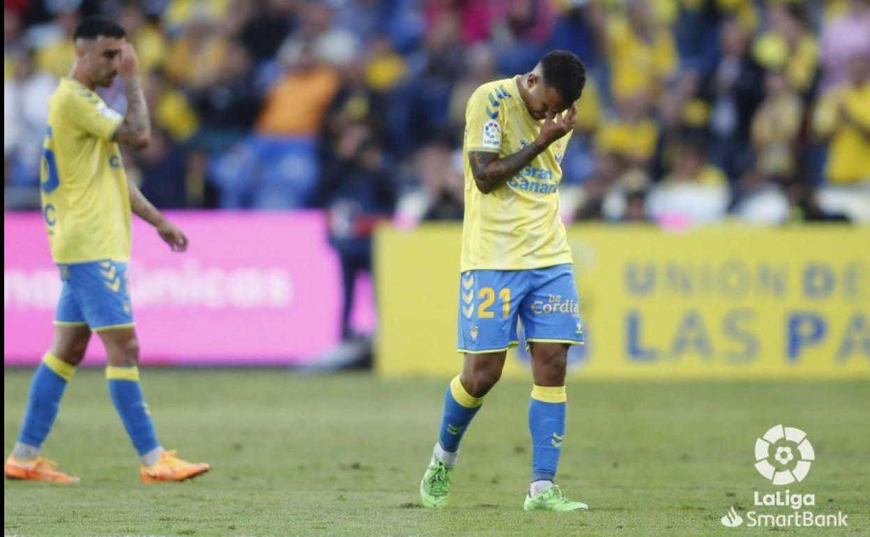 Viera se lamenta al abandonar el campo lesionado. 