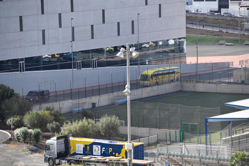 Fotos: La afición de la UD Las Palmas ya vive el derbi en los alrededores del Gran Canaria