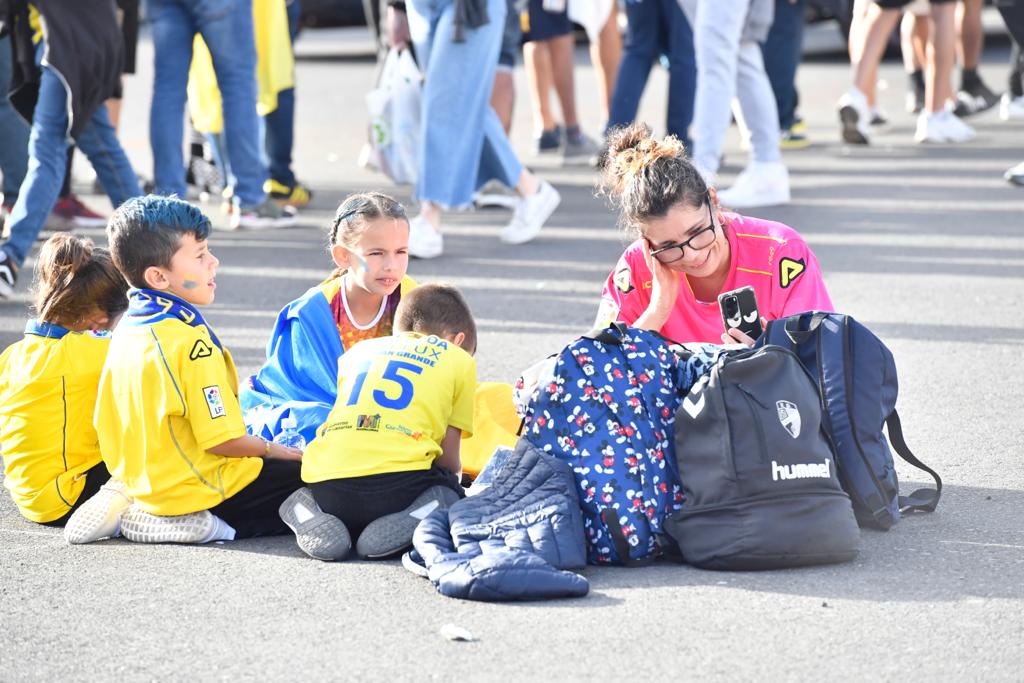 Fotos: La afición de la UD Las Palmas ya vive el derbi en los alrededores del Gran Canaria