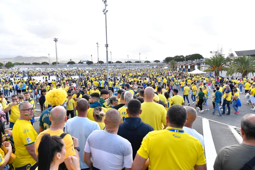 Fotos: La afición de la UD Las Palmas ya vive el derbi en los alrededores del Gran Canaria