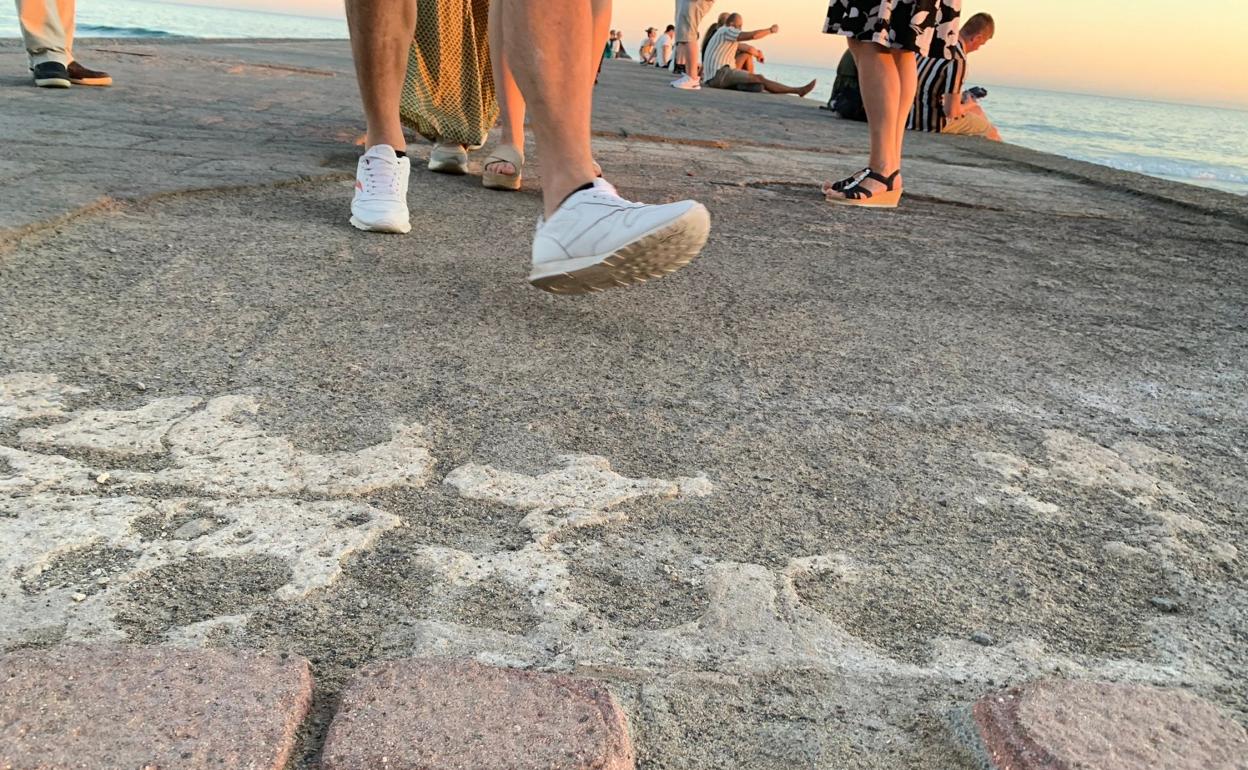 Pavimento en mal estado del espigón del Faro de Maspalomas. 