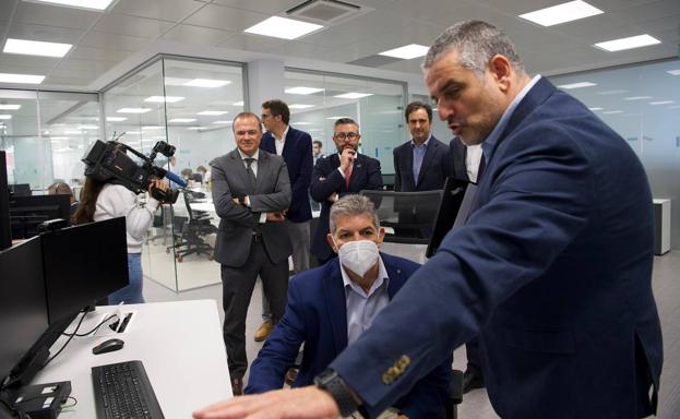 Imagen principal - Endesa inaugura en Canarias un centro de control pionero en España