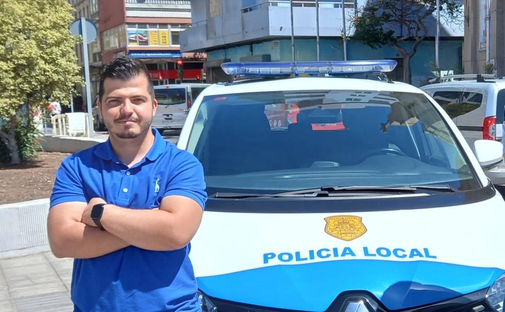 Jonathan Pérez Gil posa ante un coche de la Policía Local.
