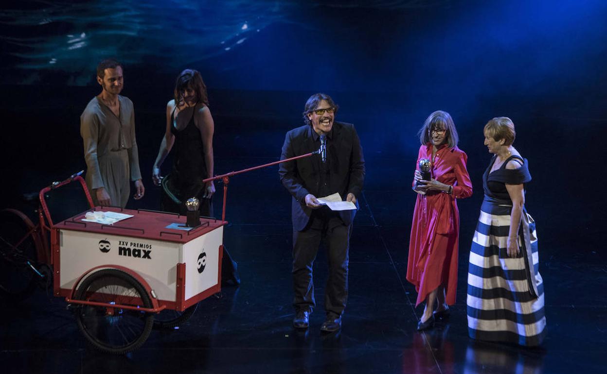 El actor Sergio Peris-Mencheta y Cristina Rota reciben el premio Max al mejor espectáculo de teatro por «Una noche sin luna». 