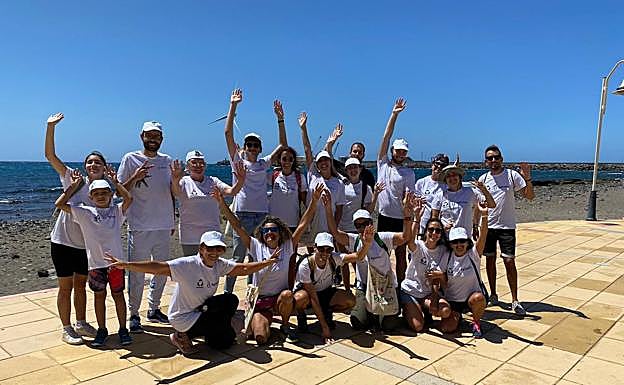 Imagen principal - Retiran 1.500 kilos de basura en la costa de Agüimes