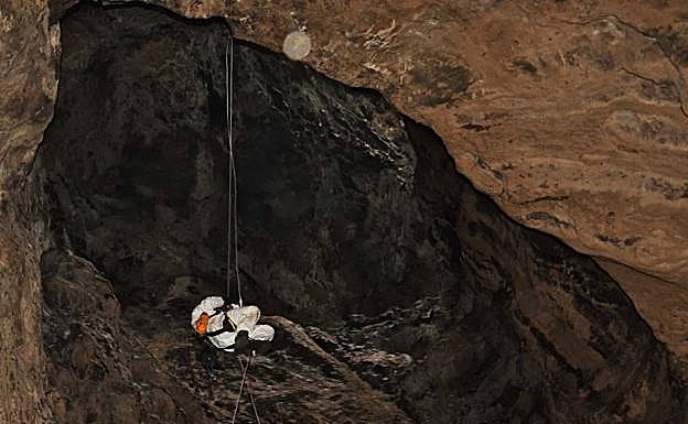 Un bombero del Consorcio durante la bajada preparatoria del descenso de los inspectores. 