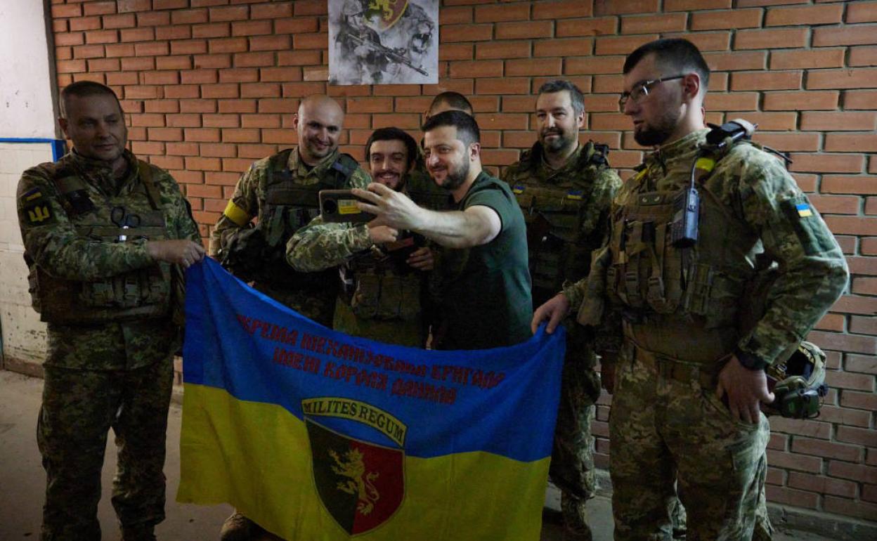 El presidente de Ucrania, Volodímir Zelenski, visitó este lunes la primera línea del frente.