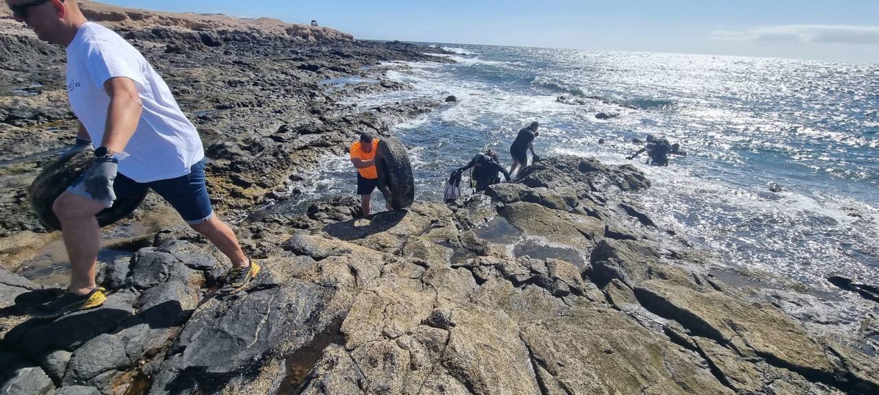 Imagen secundaria 1 - Retiran 1.500 kilos de basura en la costa de Agüimes