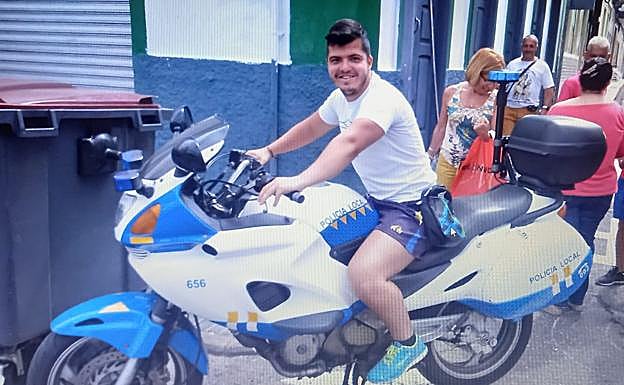 Jonathan Pérez, en una moto de la Policía Local. 