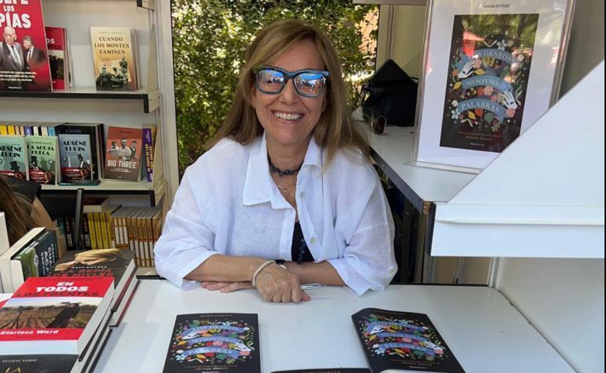 María Estévez firmará ejemplares de 'Los deseos no son solo palabras'' este viernes en la Feria del Libro, de 19 a 21 horas. 