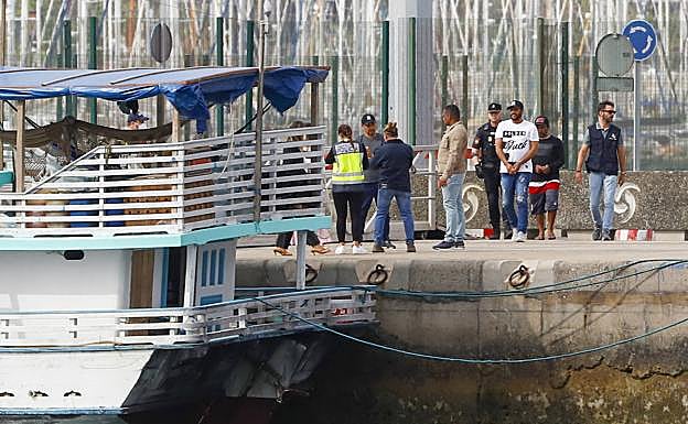 En la imagen, el pesquero en el puerto de Las Palmas de Gran Canaria, donde ha sido registrado por las fuerzas de seguridad. 