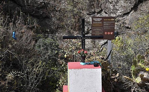 El acceso a la boca de la Sima está vallado y una cruz y un cartel señalan su valor histórico. 