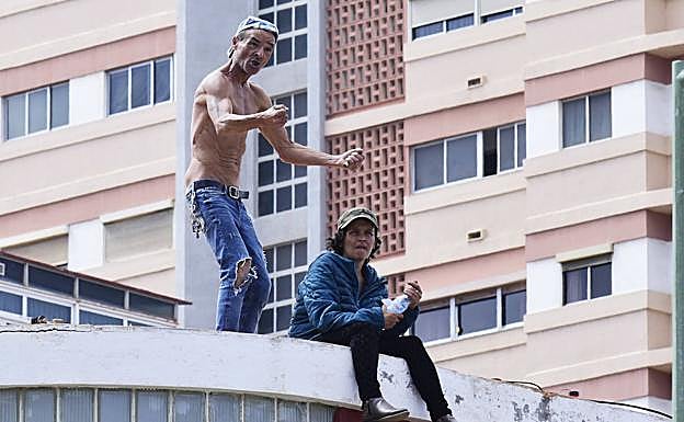 Imagen del autor de las amenazas cuando se subió a un edificio en Escaleritas. 