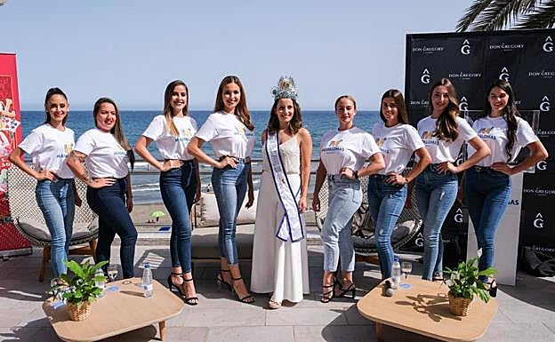 Las nueve candidatas posan junto a la actual reina del Carnaval. 