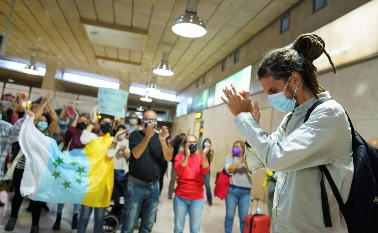Alberto Rodríguez, a su llegada al aeropuerto de Los Rodeos tras abandonar Podemos. 