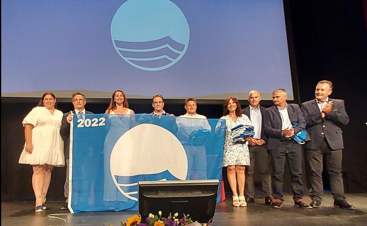 Dunia Alvaro, la cuarta por la derecha, en el acto de ADEAC. 