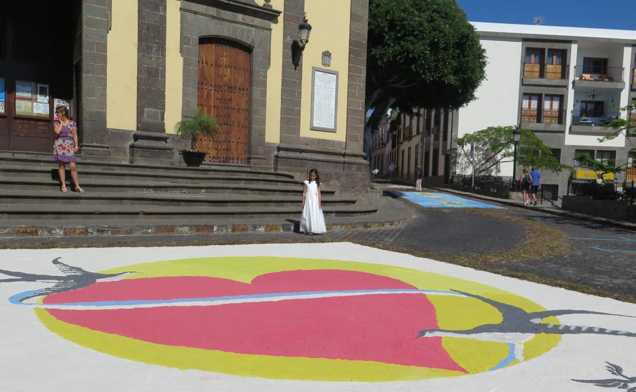 Imagen de las últimas alfombras del Corpus en el entorno de la Iglesia de Santa María de Guía. 