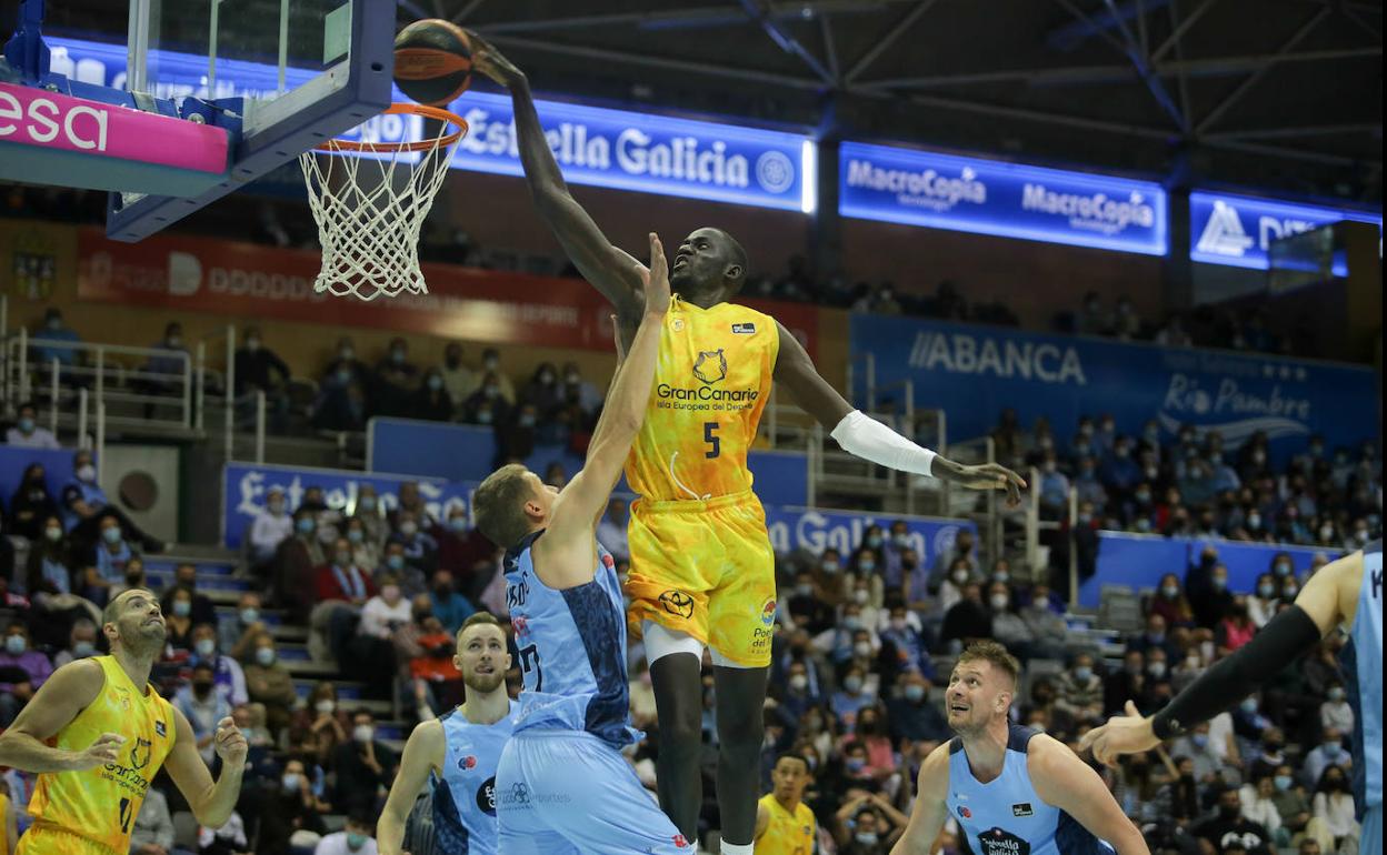 Ilimane Diop intenta anotar en el duelo ante el Valencia. 