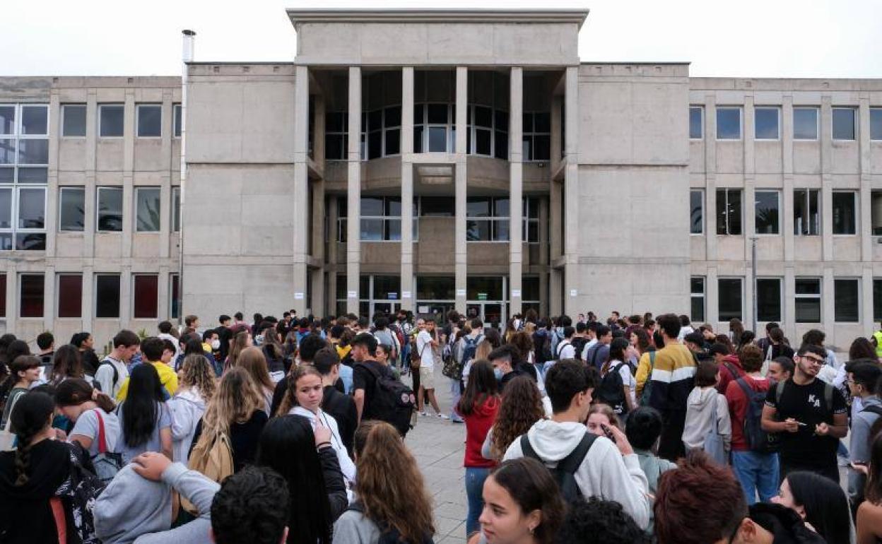 Alumnado esperando para entrar en las aulas en la Facultad de Arquitectura de la ULPGC para hacer la EBAU esta semana. 