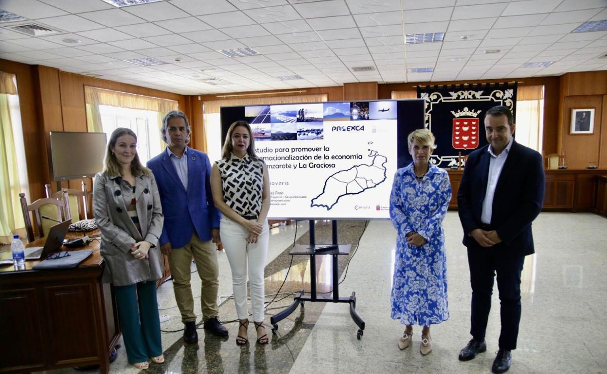 María Dolores Corujo, presidenta insular, y Elena Mánez, consejera de Economía del Gobierno canario, a ambos lados del cartel del estudio. 