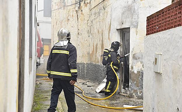 Bomberos de la capital en una intervención por incendio en una vivienda. 