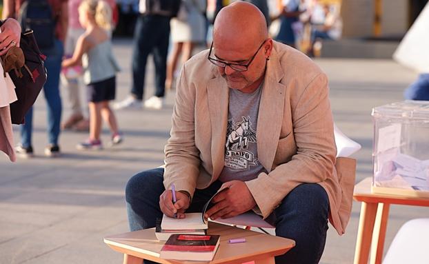 Alexis Ravelo, autor canario de novela negra, firma en la Feria Insular. 