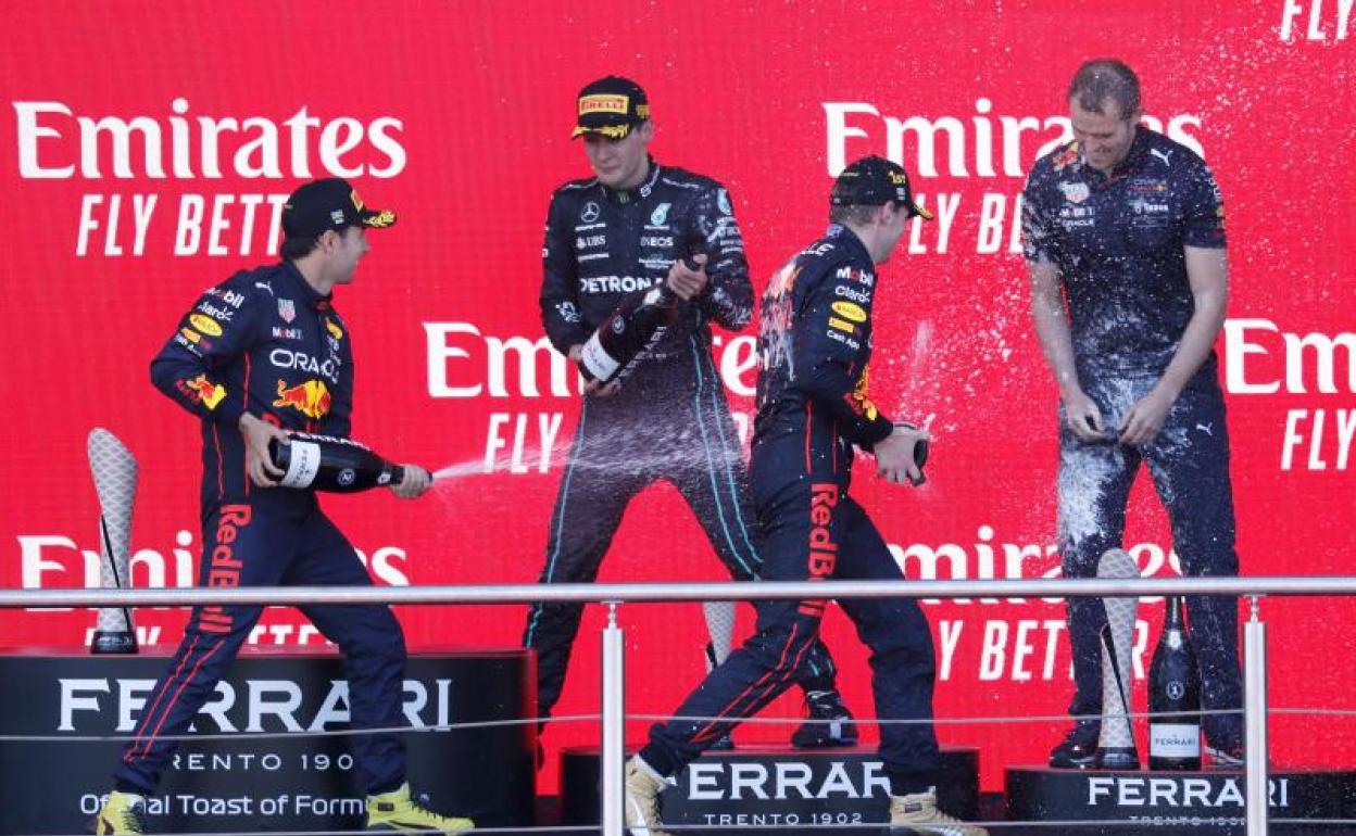 Max Verstappen celebra su victoria en el podio de Bakú. 
