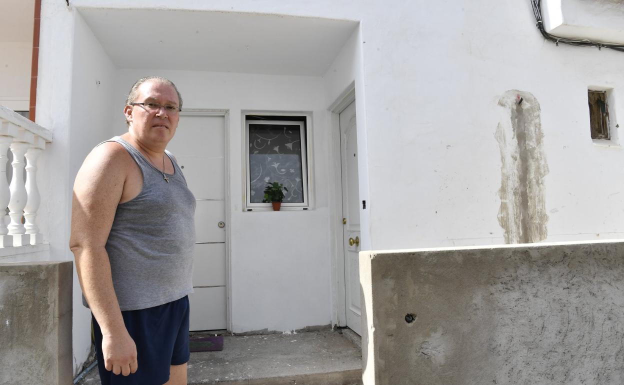En la imagen, Isaac Hilario Rodríguez, a las puertas de la que hasta este martes ha sido su residencia. 
