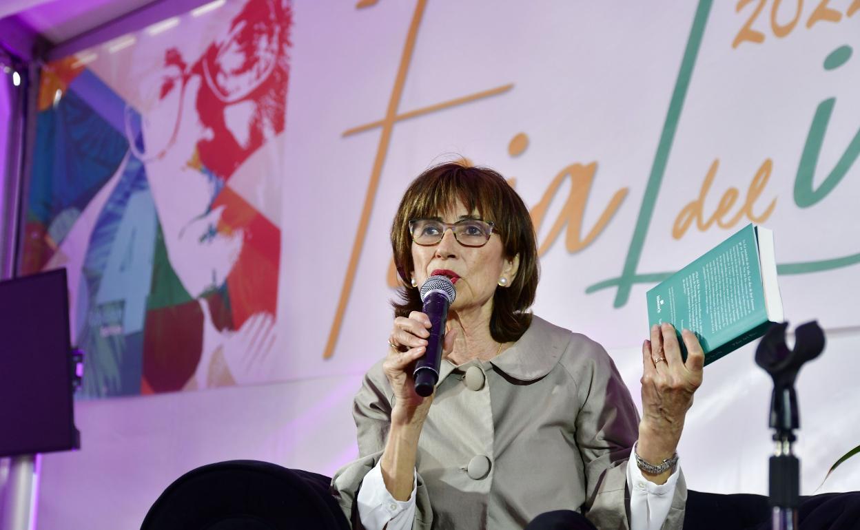 Pilar del Río, con su nuevo libro, el pasado mes de mayo. 