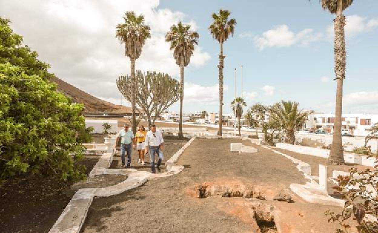 Autoridades de Teguise visitando el espacio de Tahíche que acogerá el centro de ocio al aire libre. 
