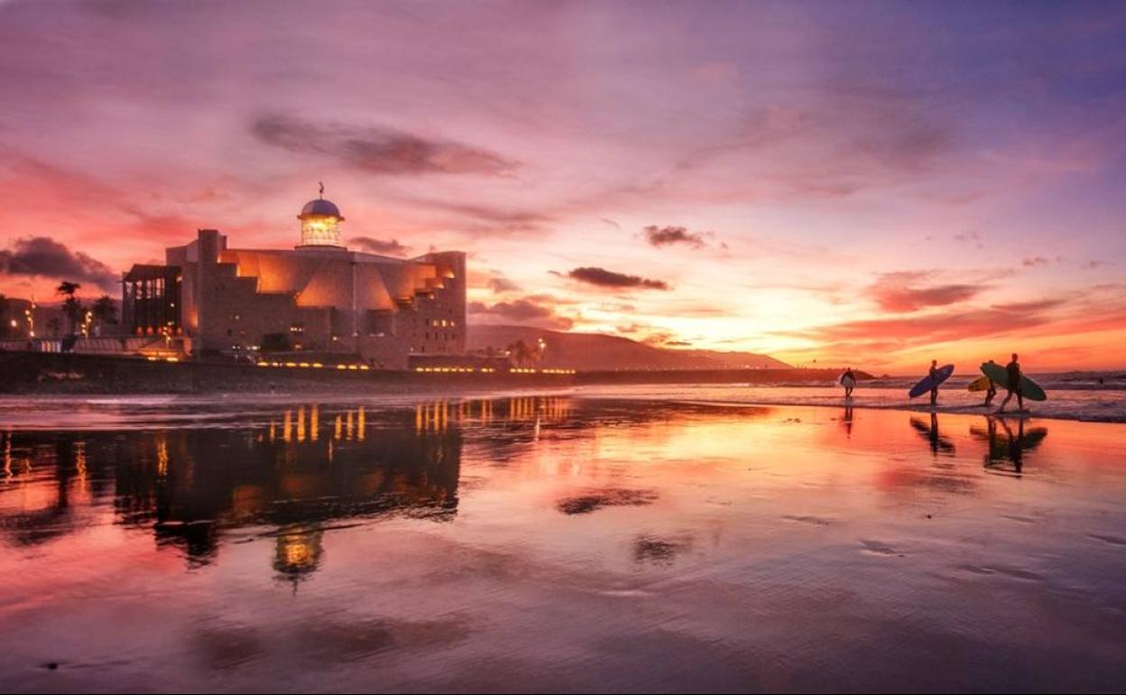Imagen de un atardecer en la playa de Las Cantera