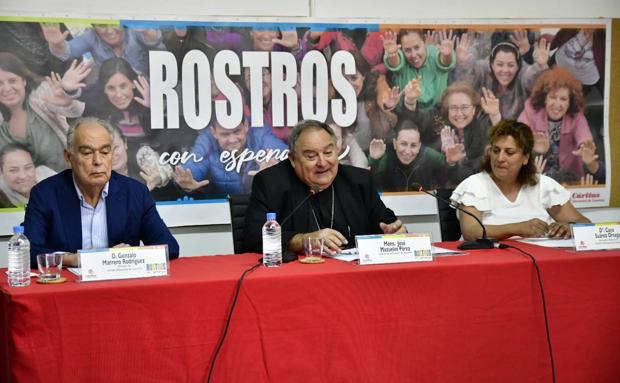 Gonzalo Marrero (i), José Mazuelos (c) y Caya Suárez durante la presentación de la memoria de Cáritas 2021. 
