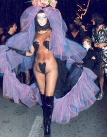 Imagen secundaria 2 - Distintas misses traveskarnatival. La de la izquierda, sobre estas líneas, fue Miguel Vera y desfiló con el nombre artístico de Paloma. El nombre del traje fue 'Jaula' y recuerda Pedro Franco que causó sensación en aquella primera gala de 1986 porque resultaba muy atrevido. 